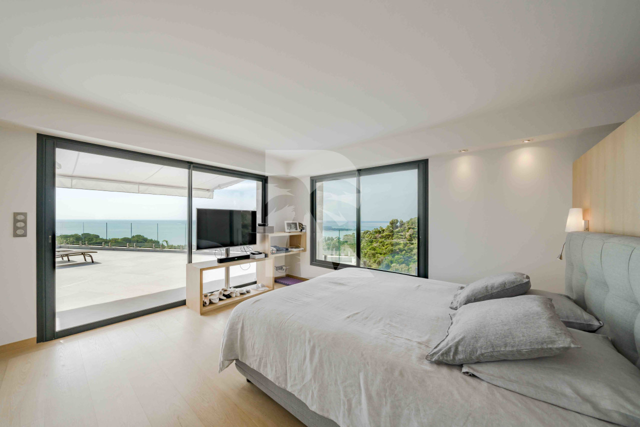 villa in Cannes : Rent Gorgeous 4 bedroom, modern villa in the hills of Cannes with wonderful sea views, stunning interiors and easy access into Cannes - Photo 4