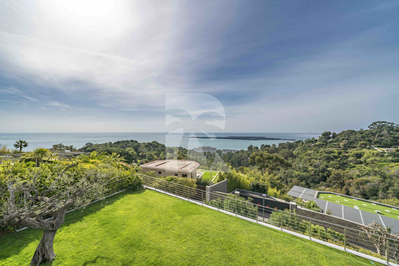 villa in Cannes : Rent Gorgeous 4 bedroom, modern villa in the hills of Cannes with wonderful sea views, stunning interiors and easy access into Cannes - Photo 7