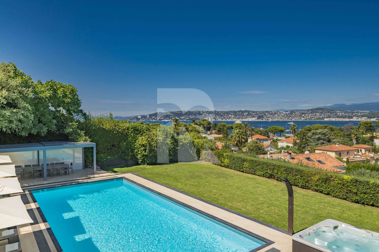 villa in Cap d'Antibes : Rent 7 bedroom villa in the heart of Cap d'Antibes with sea views, close to the with easy access into Cannes - Photo 3