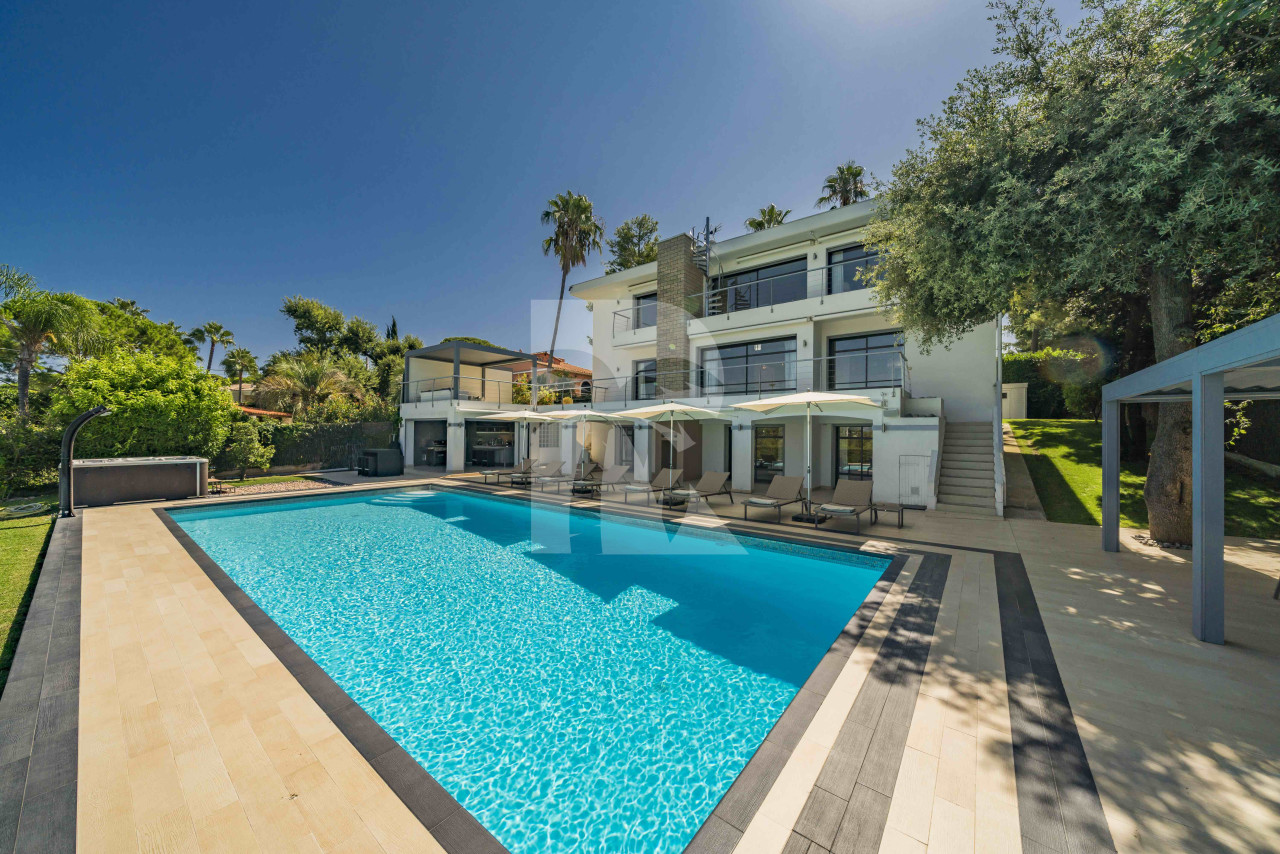 villa in Cap d'Antibes : Rent 7 bedroom villa in the heart of Cap d'Antibes with sea views, close to the with easy access into Cannes - Photo 4