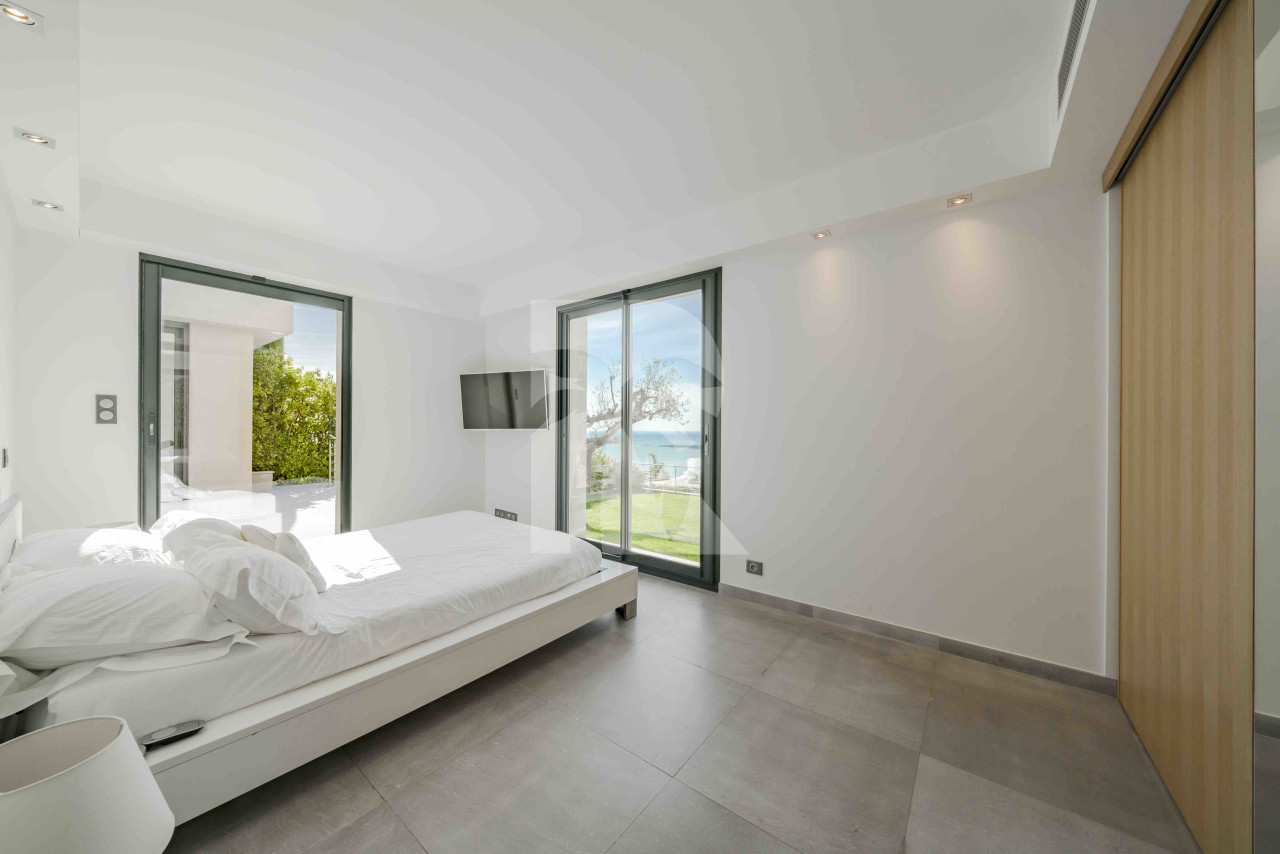 villa in Cannes : Rent Gorgeous 4 bedroom, modern villa in the hills of Cannes with wonderful sea views, stunning interiors and easy access into Cannes - Photo 11