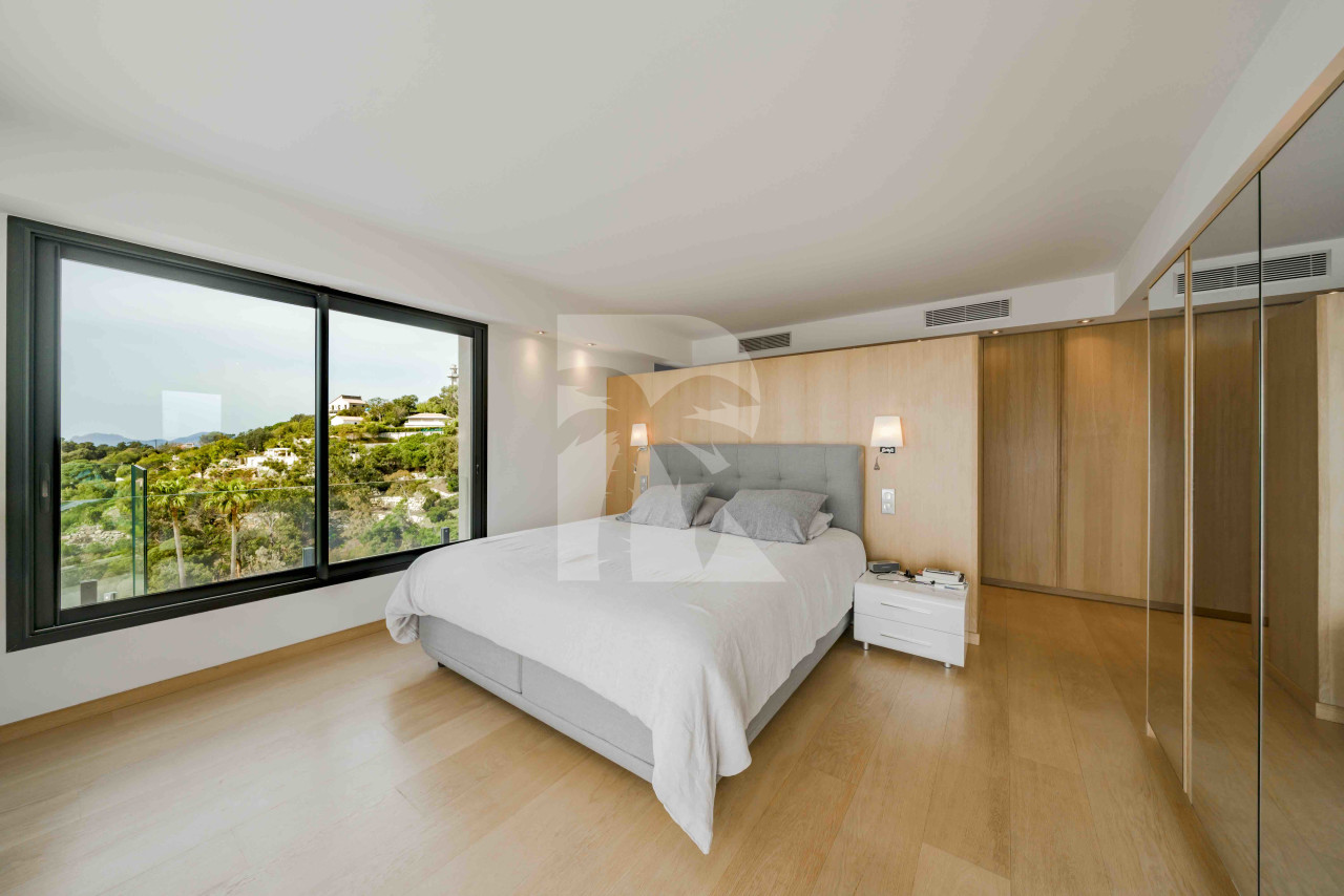 villa in Cannes : Rent Gorgeous 4 bedroom, modern villa in the hills of Cannes with wonderful sea views, stunning interiors and easy access into Cannes - Photo 10