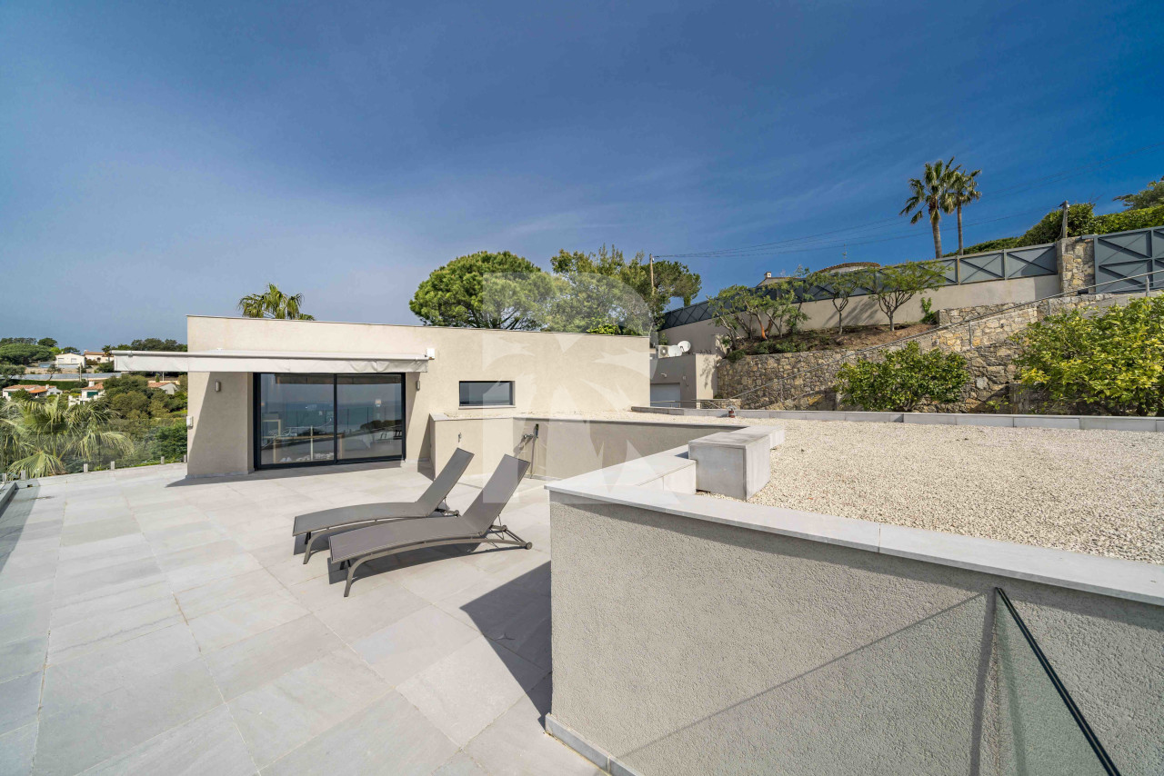 villa in Cannes : Rent Gorgeous 4 bedroom, modern villa in the hills of Cannes with wonderful sea views, stunning interiors and easy access into Cannes - Photo 12