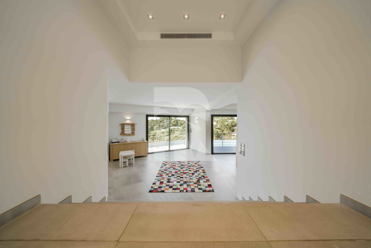 villa in Cannes : Rent Gorgeous 4 bedroom, modern villa in the hills of Cannes with wonderful sea views, stunning interiors and easy access into Cannes - Photo 6