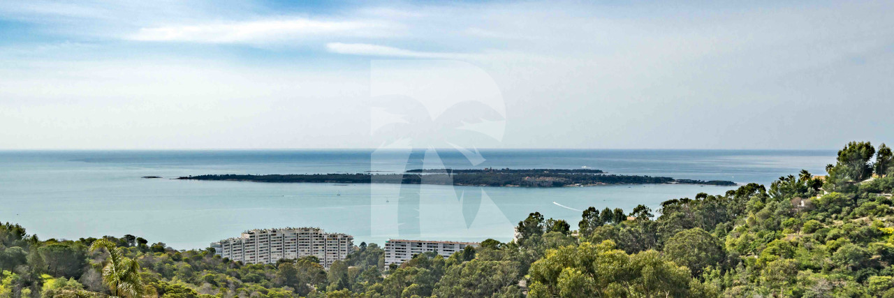 villa in Cannes : Rent Gorgeous 4 bedroom, modern villa in the hills of Cannes with wonderful sea views, stunning interiors and easy access into Cannes - Photo 1