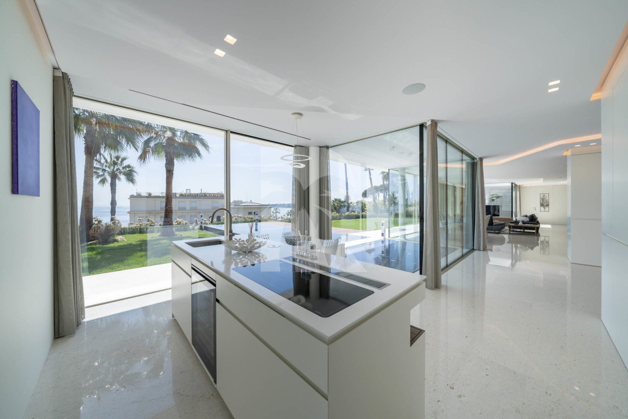villa in Cannes : Rent superb modern villa with swimming pool, cinema room, gym, hammam and sea view in Cannes - Photo 12