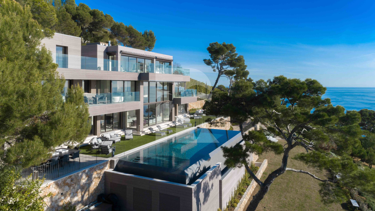 villa in Èze : Rent stunning newly built villa in Eze which offers an exceptional Seaview of the French Riviera - Photo 2