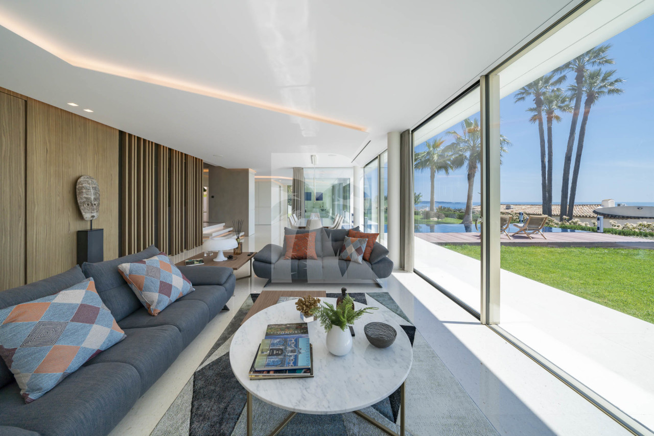 villa in Cannes : Rent superb modern villa with swimming pool, cinema room, gym, hammam and sea view in Cannes - Photo 11