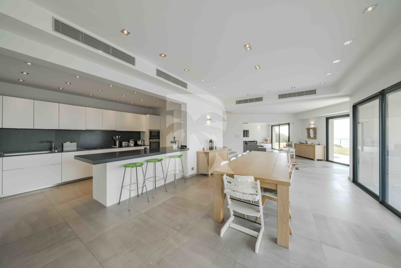 villa in Cannes : Rent Gorgeous 4 bedroom, modern villa in the hills of Cannes with wonderful sea views, stunning interiors and easy access into Cannes - Photo 2