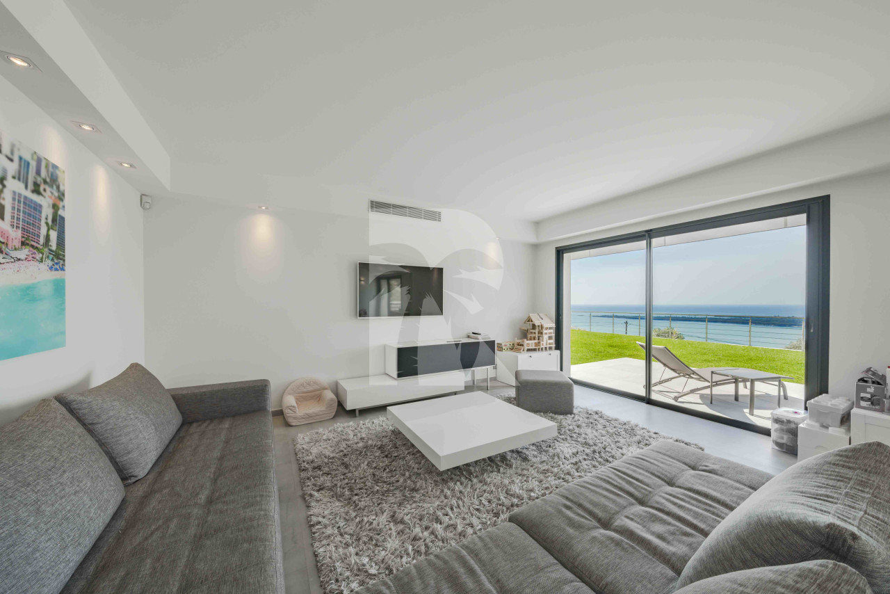 villa in Cannes : Rent Gorgeous 4 bedroom, modern villa in the hills of Cannes with wonderful sea views, stunning interiors and easy access into Cannes - Photo 3