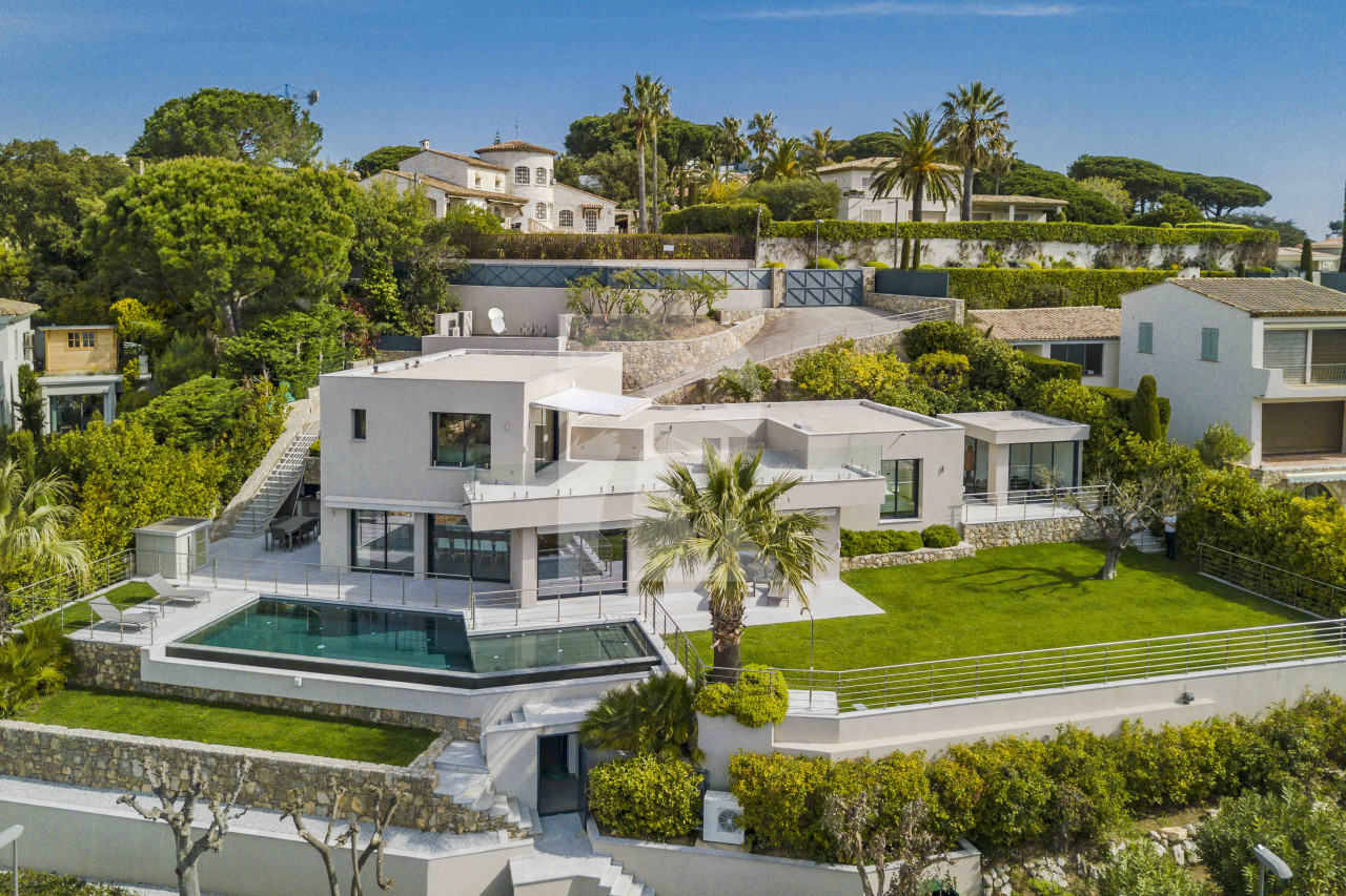villa in Cannes : Rent Gorgeous 4 bedroom, modern villa in the hills of Cannes with wonderful sea views, stunning interiors and easy access into Cannes - Photo 0