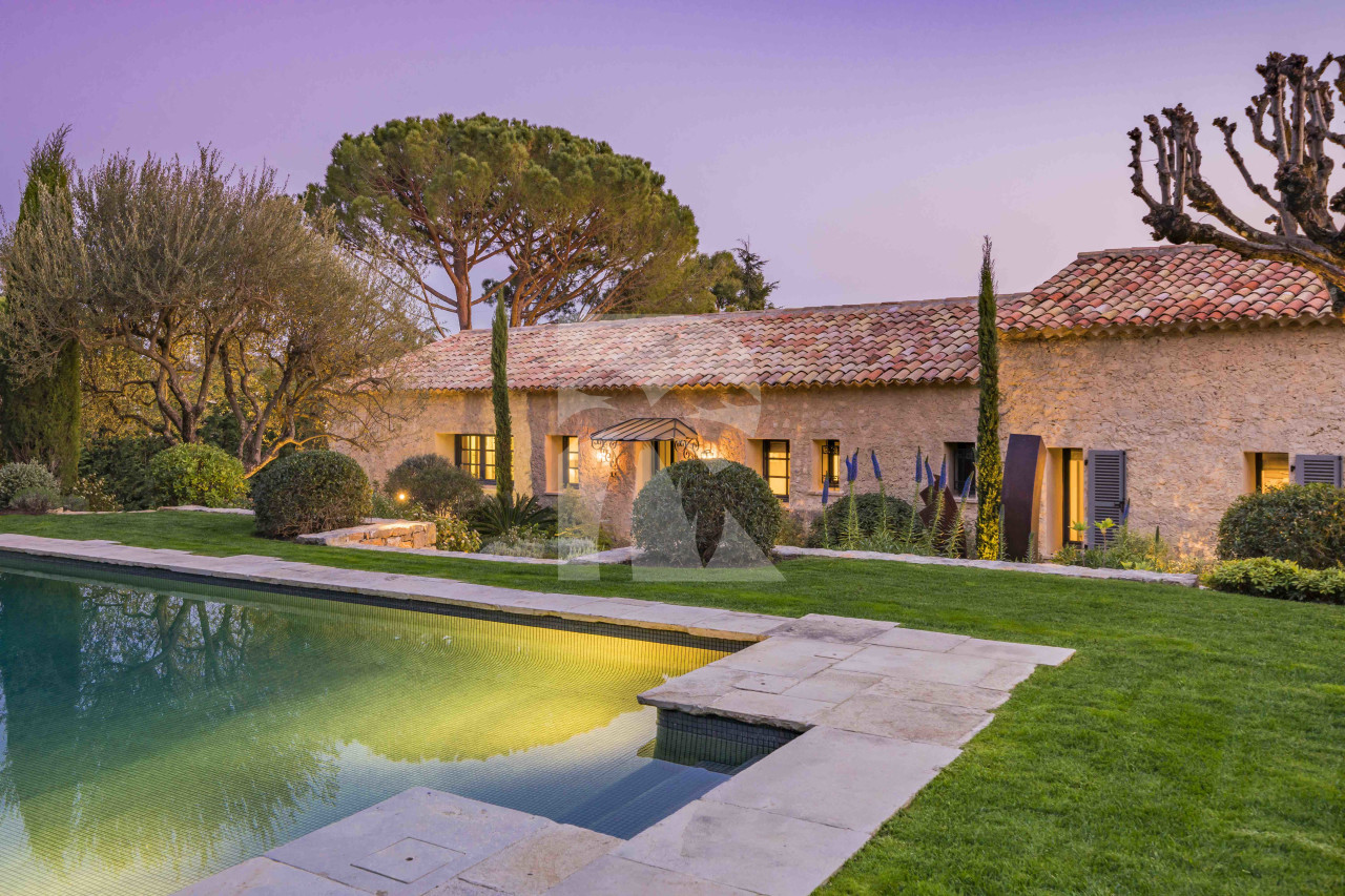 villa in Mougins : Rent gorgeous 5-bedroom villa with swimming pool in a private domaine in Mougins - Photo 1