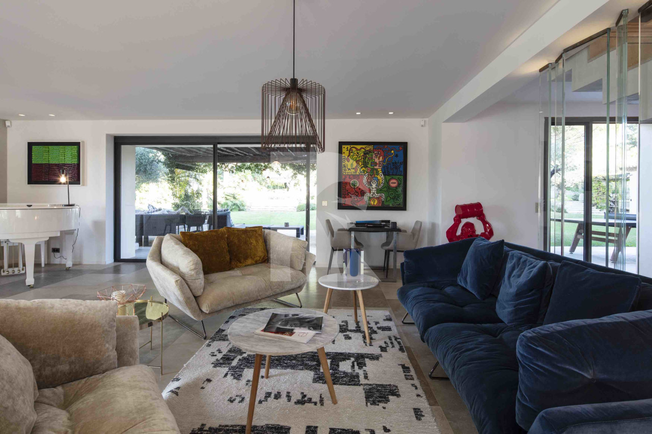 villa in St Tropez : Rent amazing 11 bedroom( 8 guest + 3 staff) villa with swimming pool and cinema in St Tropez walking distance to the beach, close to the village centre. - Photo 9