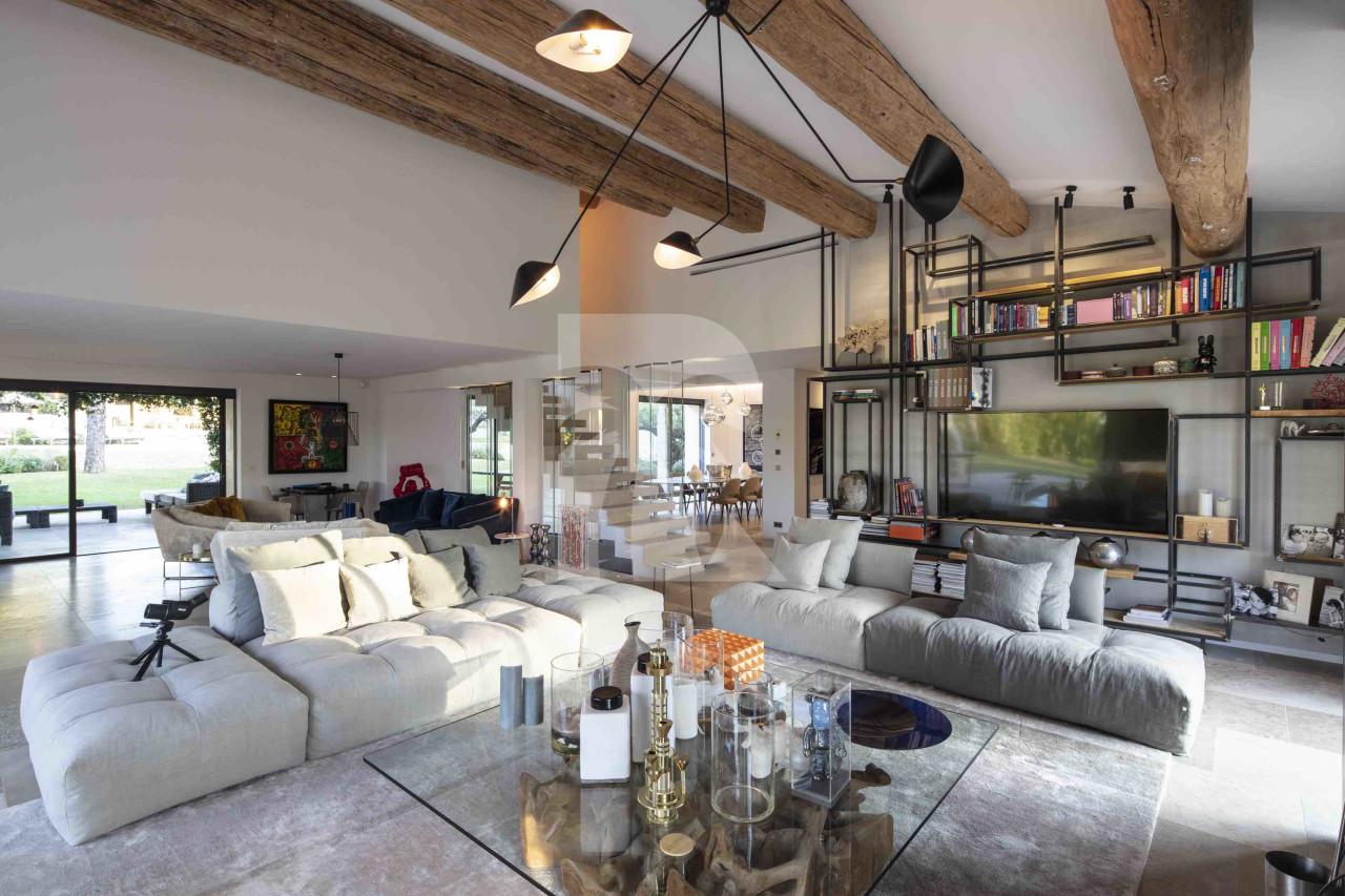 villa in St Tropez : Rent amazing 11 bedroom( 8 guest + 3 staff) villa with swimming pool and cinema in St Tropez walking distance to the beach, close to the village centre. - Photo 3