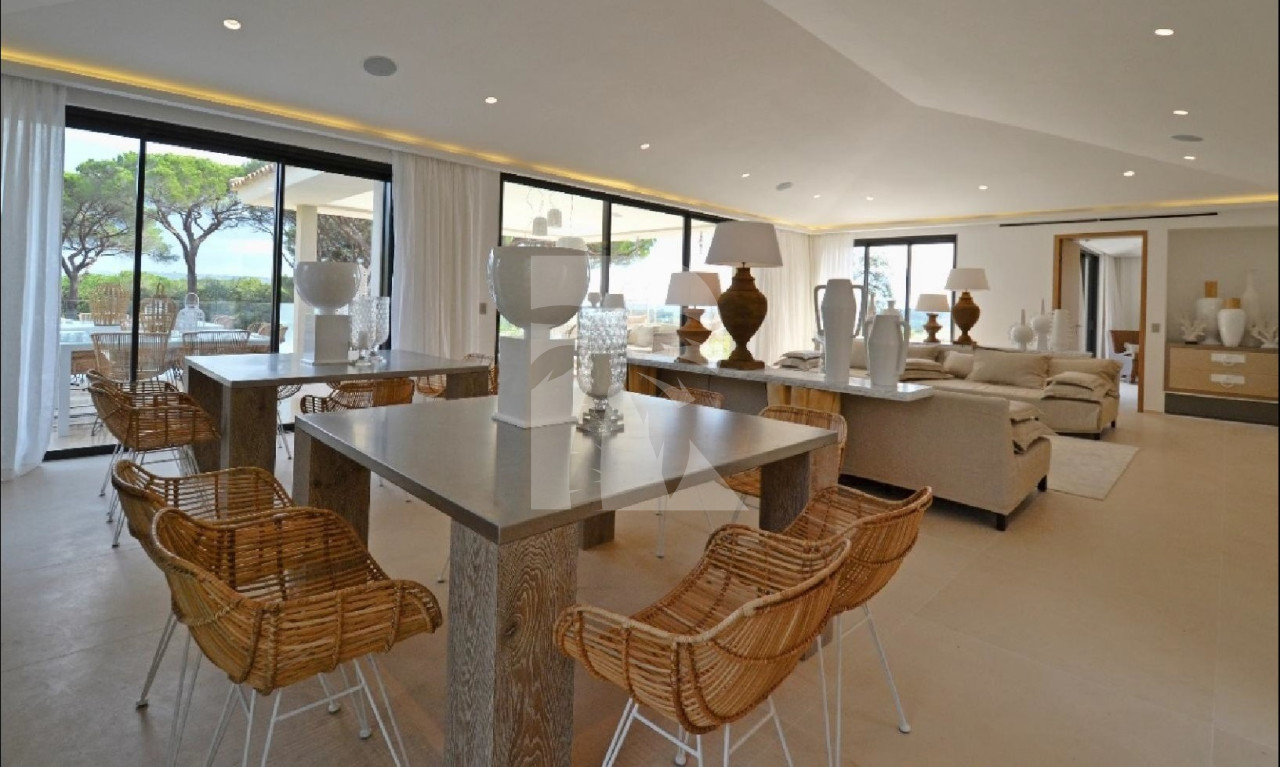 villa in St Tropez : Rent stunning 6 bedroom villa with gym, wine cellar and swimming pool and views over the Mediterranean sea and vineyard in St Tropez - Photo 7
