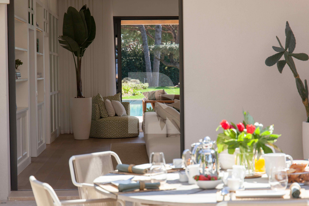 villa in St Tropez : Rent Stunning 5 bedroom villa in famous private domaine 'Les Parcs de St Tropez 'and 100 meters from the beach. - Photo 6
