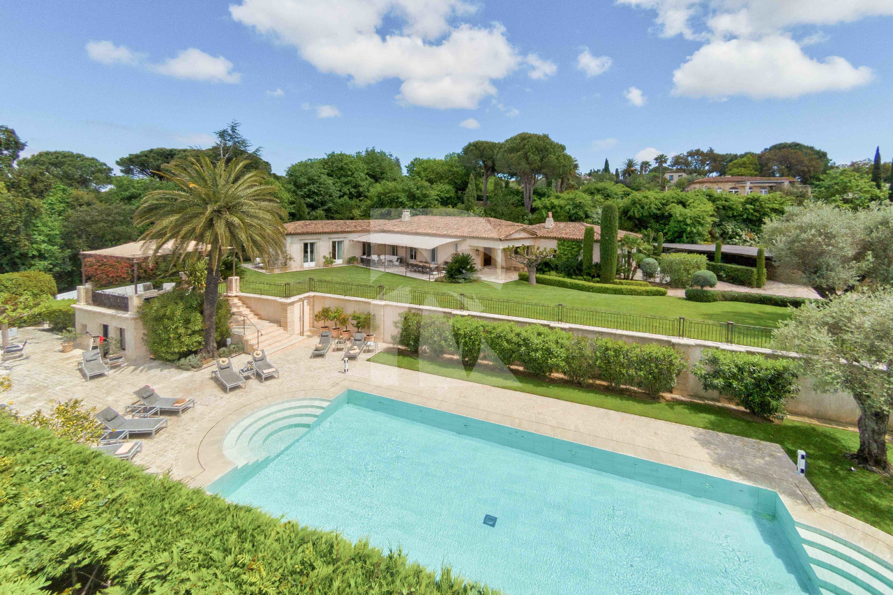 villa in St Tropez : Rent gorgeous villa with swimming pool within just a minute drive to the very heart of Saint Tropez - Photo 0