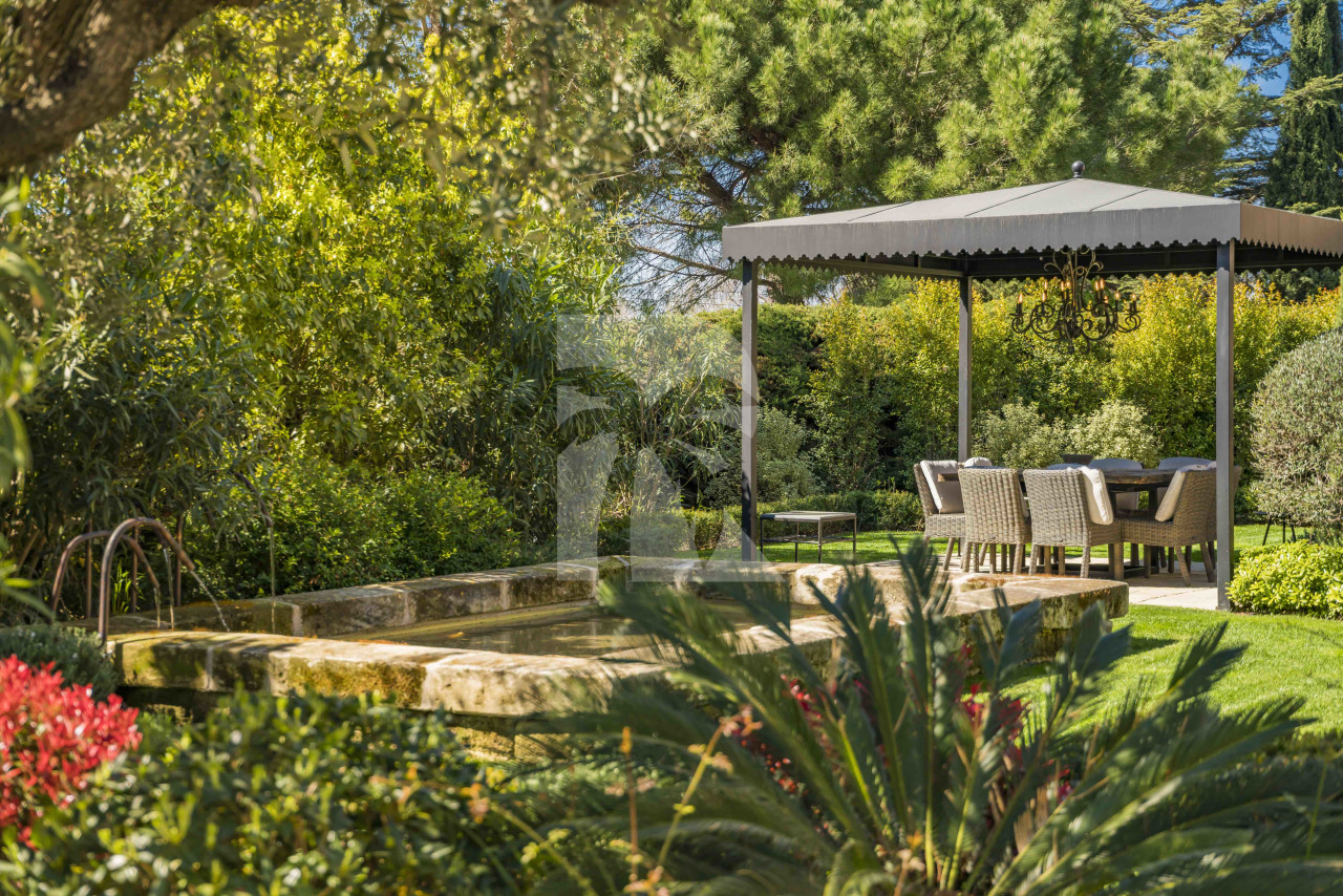 villa in Mougins : Rent gorgeous 5-bedroom villa with swimming pool in a private domaine in Mougins - Photo 10