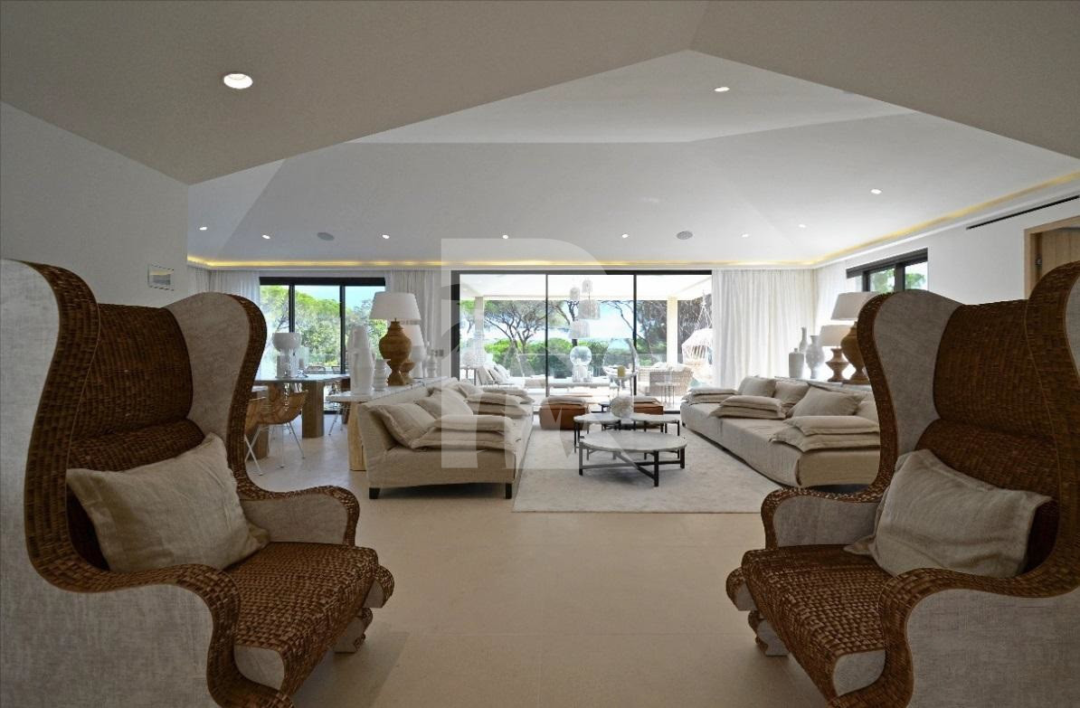 villa in St Tropez : Rent stunning 6 bedroom villa with gym, wine cellar and swimming pool and views over the Mediterranean sea and vineyard in St Tropez - Photo 8