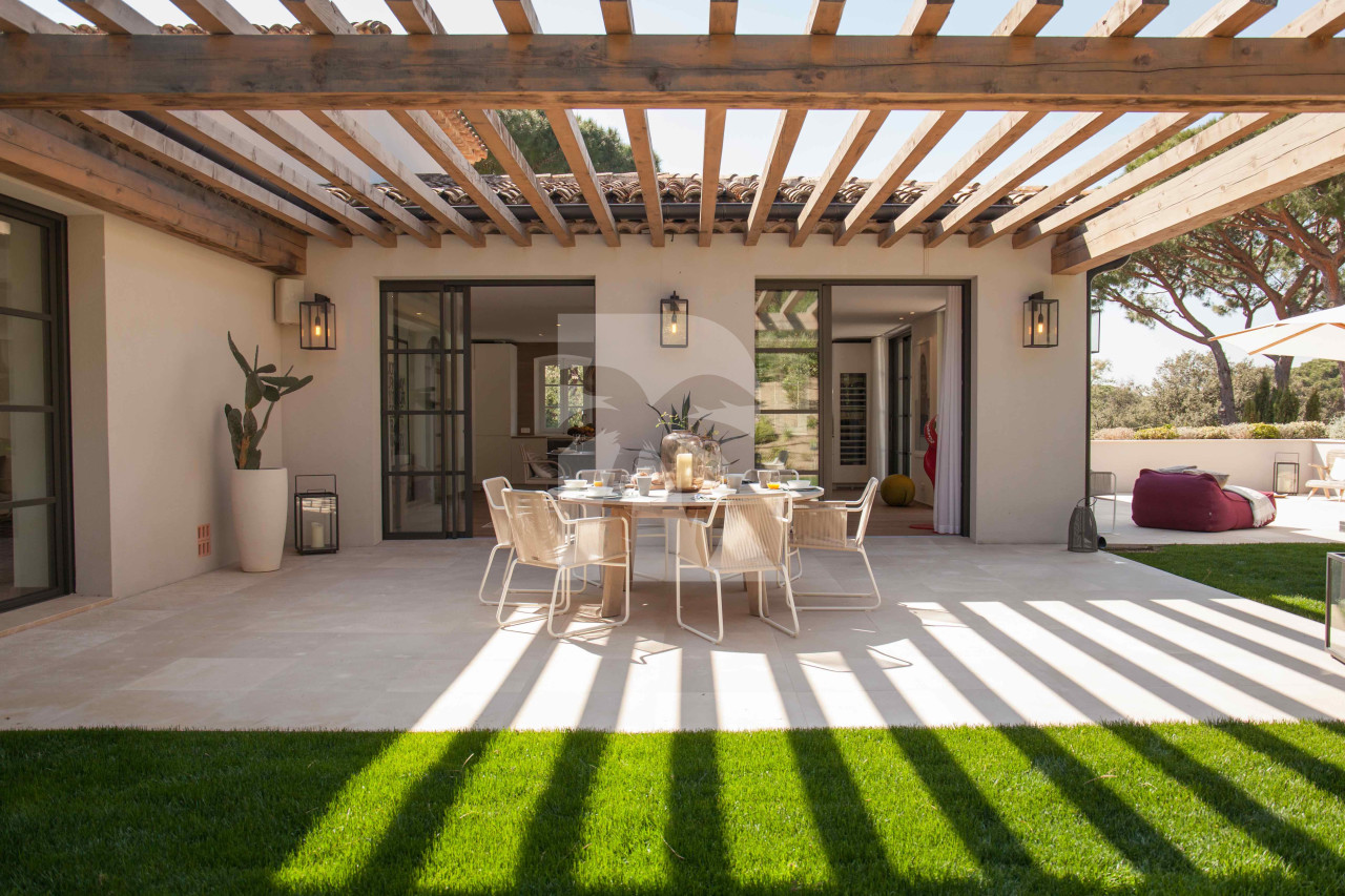 villa in St Tropez : Rent Stunning 5 bedroom villa in famous private domaine 'Les Parcs de St Tropez 'and 100 meters from the beach. - Photo 7