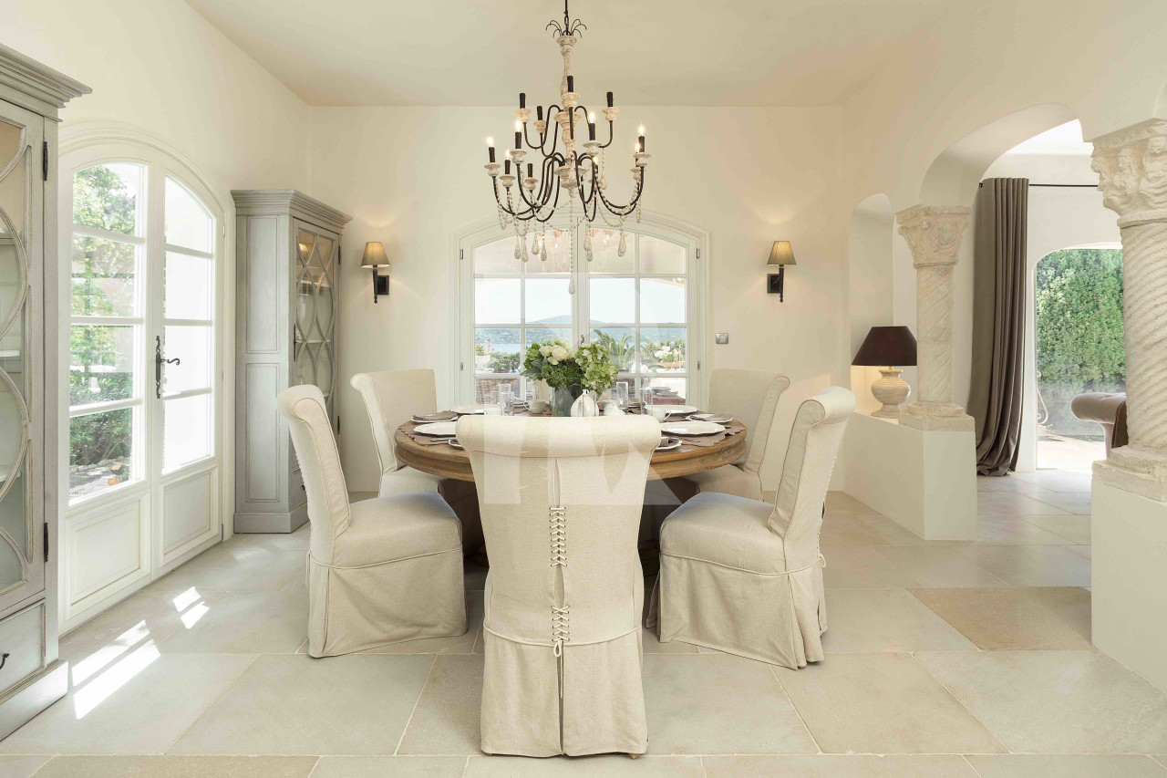 villa in St Tropez : Rent superb villa with swimming pool and  sea views in a private domaine close to St Tropez - Photo 6