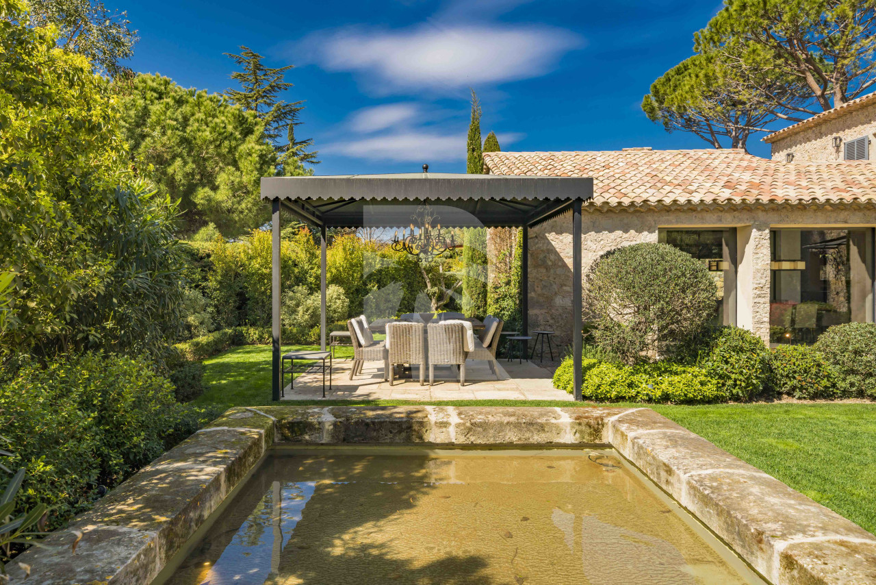 villa in Mougins : Rent gorgeous 5-bedroom villa with swimming pool in a private domaine in Mougins - Photo 9