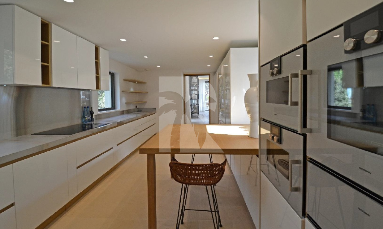 villa in St Tropez : Rent stunning 6 bedroom villa with gym, wine cellar and swimming pool and views over the Mediterranean sea and vineyard in St Tropez - Photo 11