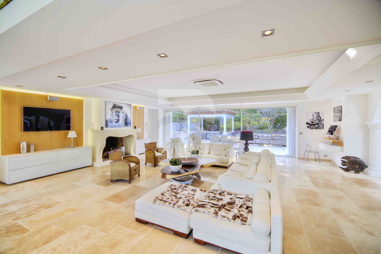 villa in St Tropez : Rent beautiful villa in the heart of Saint Tropez with views over the village and the sea - Photo 5