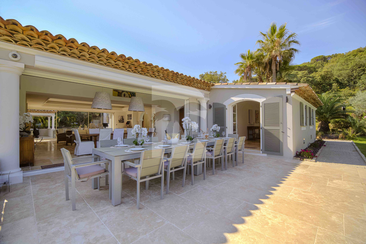 villa in St Tropez : Rent beautiful villa in the heart of Saint Tropez with views over the village and the sea - Photo 4