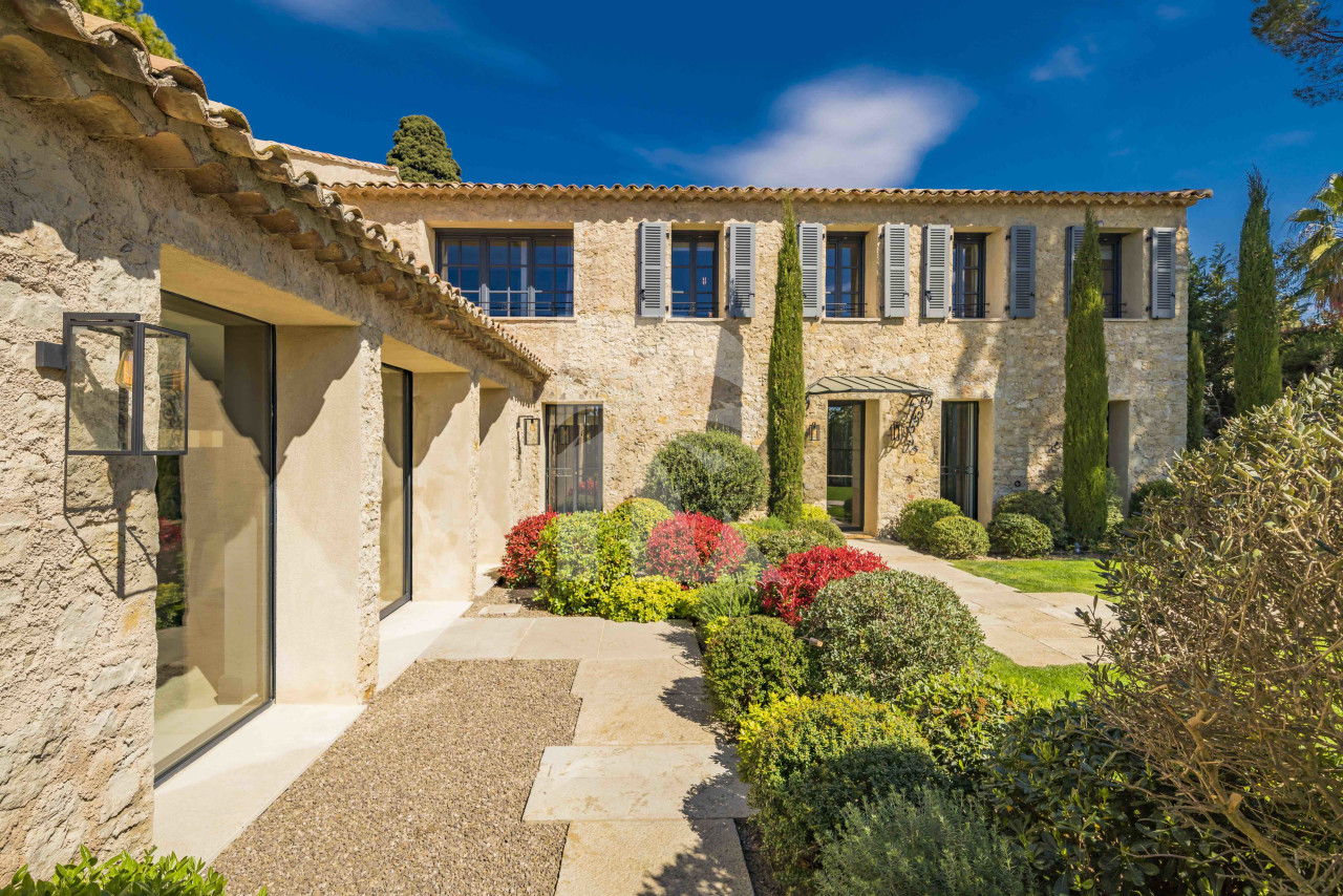 villa in Mougins : Rent gorgeous 5-bedroom villa with swimming pool in a private domaine in Mougins - Photo 5