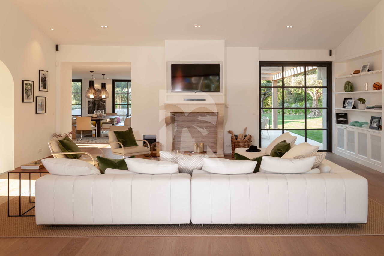 villa in St Tropez : Rent Stunning 5 bedroom villa in famous private domaine 'Les Parcs de St Tropez 'and 100 meters from the beach. - Photo 2