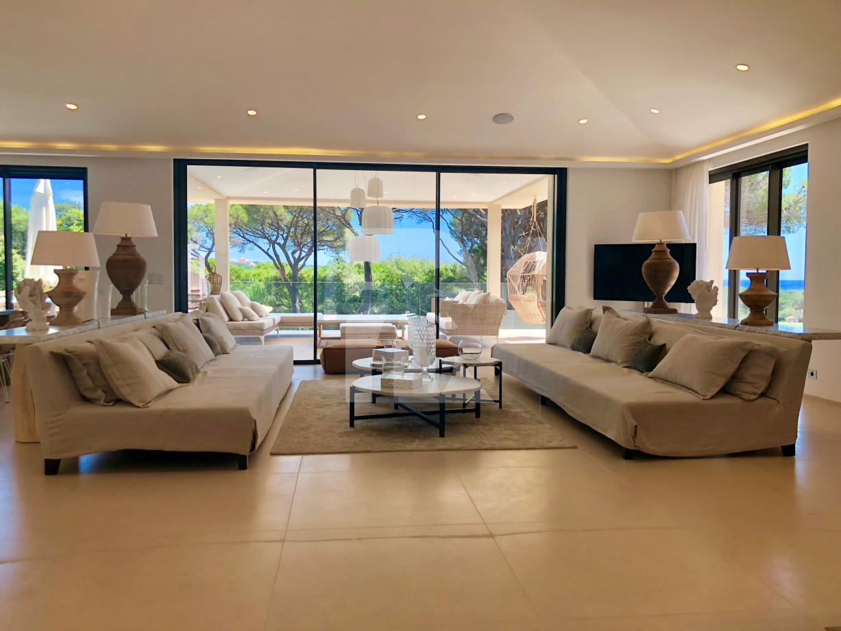 villa in St Tropez : Rent stunning 6 bedroom villa with gym, wine cellar and swimming pool and views over the Mediterranean sea and vineyard in St Tropez - Photo 5
