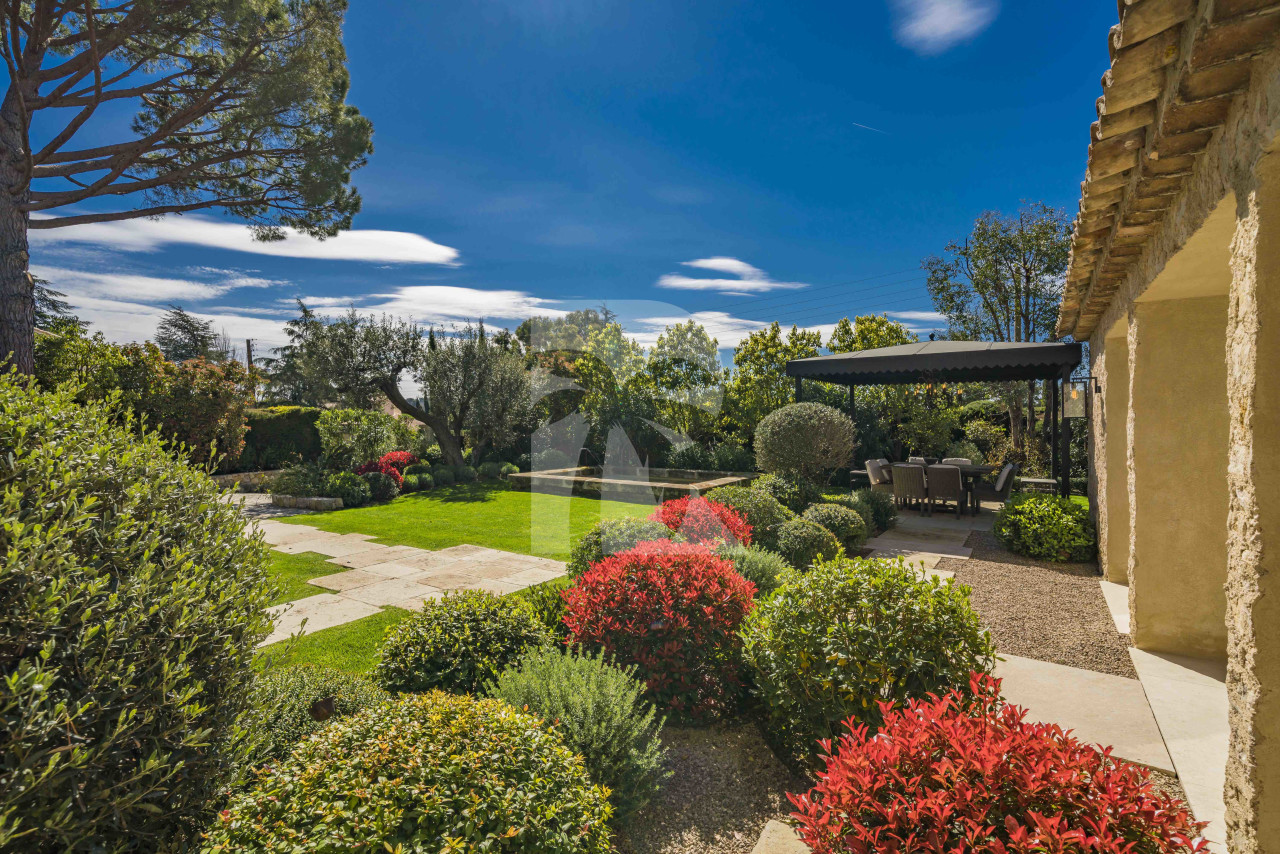 villa in Mougins : Rent gorgeous 5-bedroom villa with swimming pool in a private domaine in Mougins - Photo 7