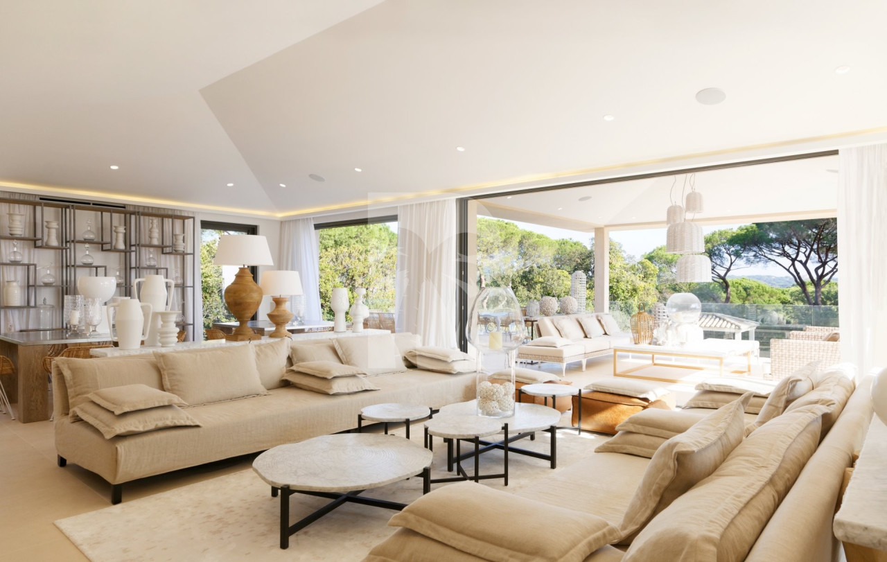 villa in St Tropez : Rent stunning 6 bedroom villa with gym, wine cellar and swimming pool and views over the Mediterranean sea and vineyard in St Tropez - Photo 4
