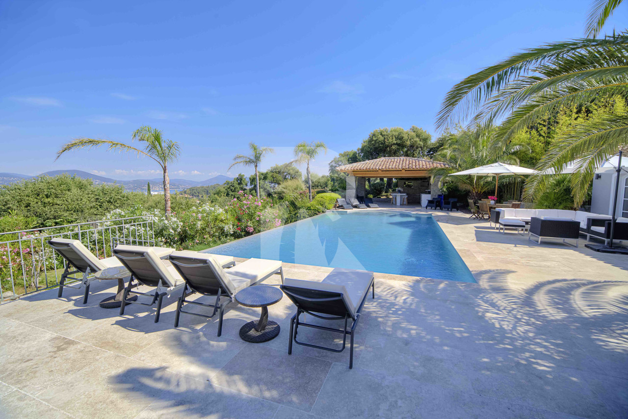 villa in St Tropez : Rent beautiful villa in the heart of Saint Tropez with views over the village and the sea - Photo 1