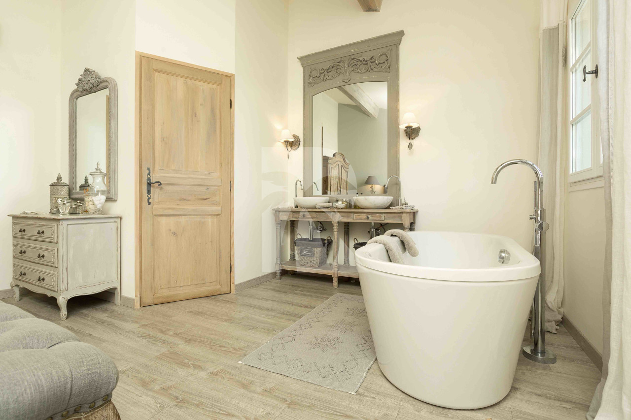 villa in St Tropez : Rent superb villa with swimming pool and  sea views in a private domaine close to St Tropez - Photo 12