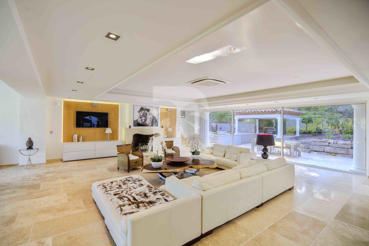 villa in St Tropez : Rent beautiful villa in the heart of Saint Tropez with views over the village and the sea - Photo 11