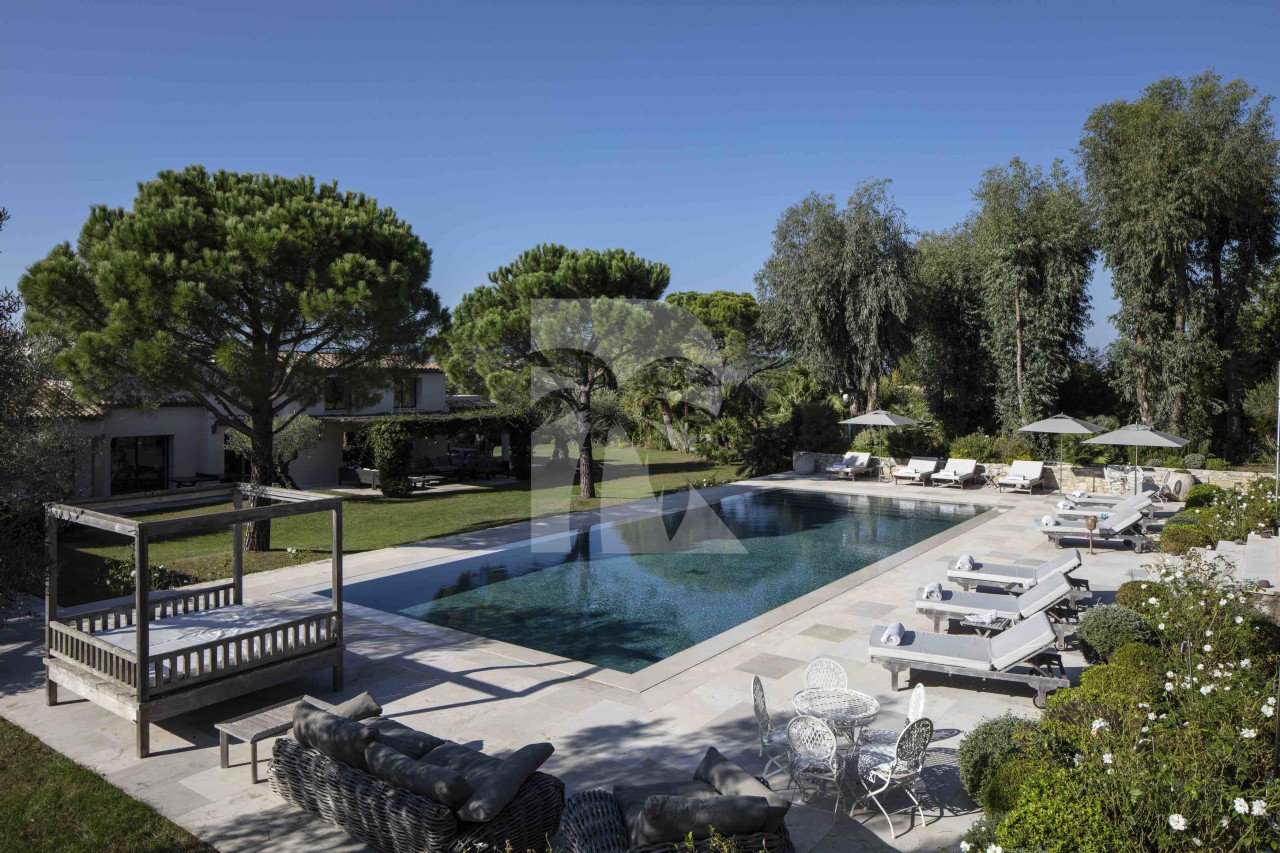 villa in St Tropez : Rent amazing 11 bedroom( 8 guest + 3 staff) villa with swimming pool and cinema in St Tropez walking distance to the beach, close to the village centre. - Photo 2