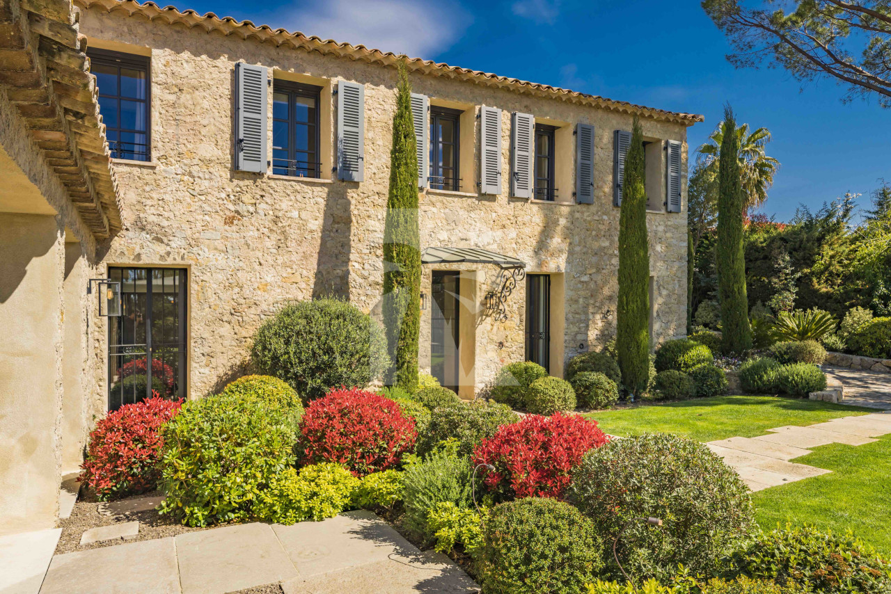villa in Mougins : Rent gorgeous 5-bedroom villa with swimming pool in a private domaine in Mougins - Photo 6