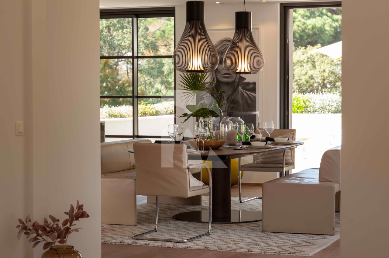 villa in St Tropez : Rent Stunning 5 bedroom villa in famous private domaine 'Les Parcs de St Tropez 'and 100 meters from the beach. - Photo 3