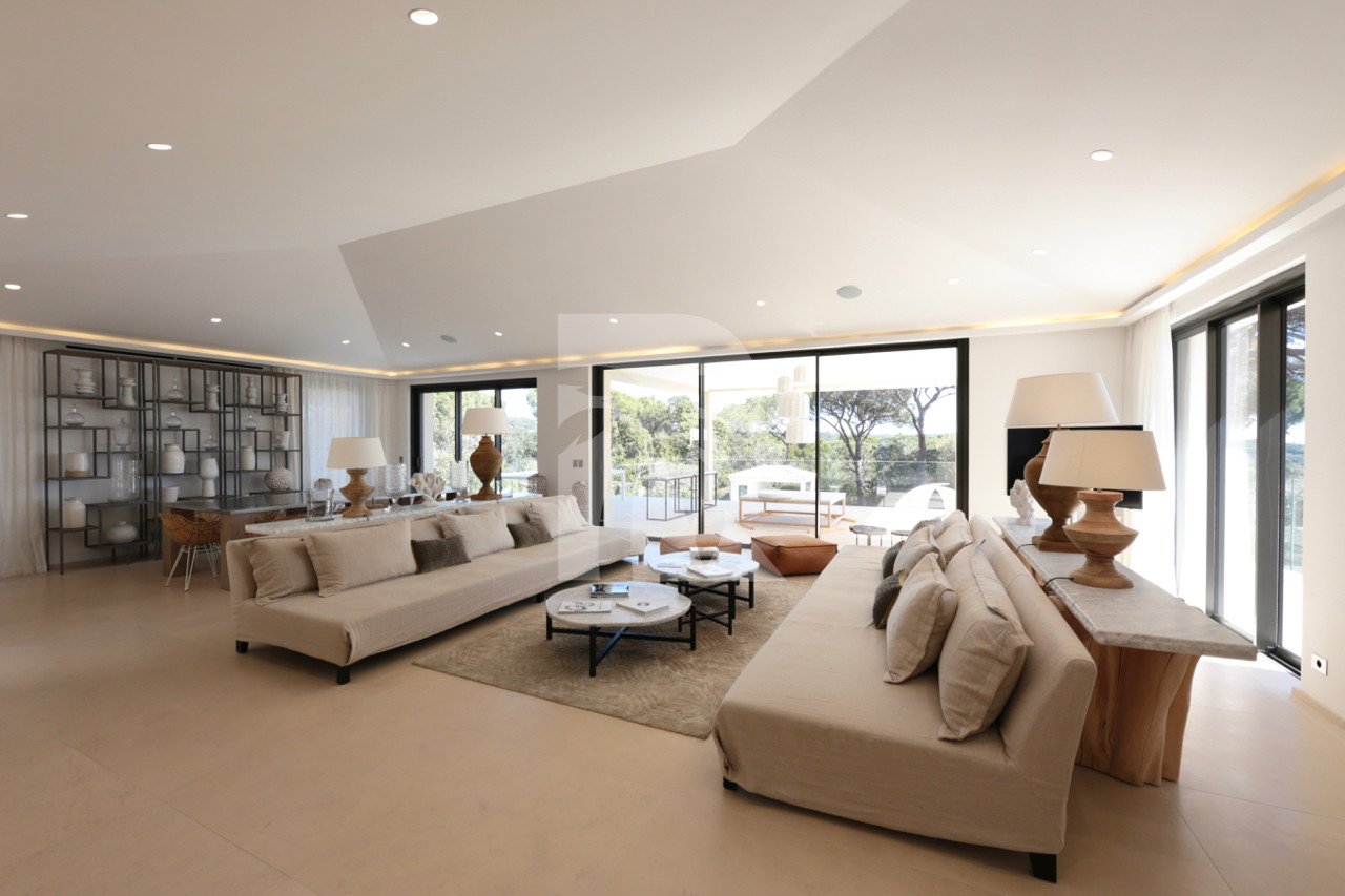villa in St Tropez : Rent stunning 6 bedroom villa with gym, wine cellar and swimming pool and views over the Mediterranean sea and vineyard in St Tropez - Photo 6