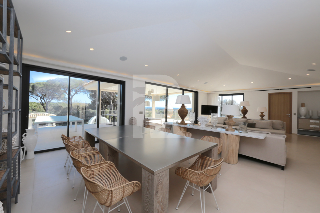 villa in St Tropez : Rent stunning 6 bedroom villa with gym, wine cellar and swimming pool and views over the Mediterranean sea and vineyard in St Tropez - Photo 10