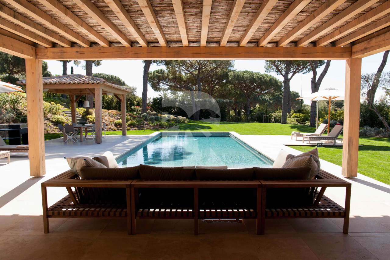 villa in St Tropez : Rent Stunning 5 bedroom villa in famous private domaine 'Les Parcs de St Tropez 'and 100 meters from the beach. - Photo 1