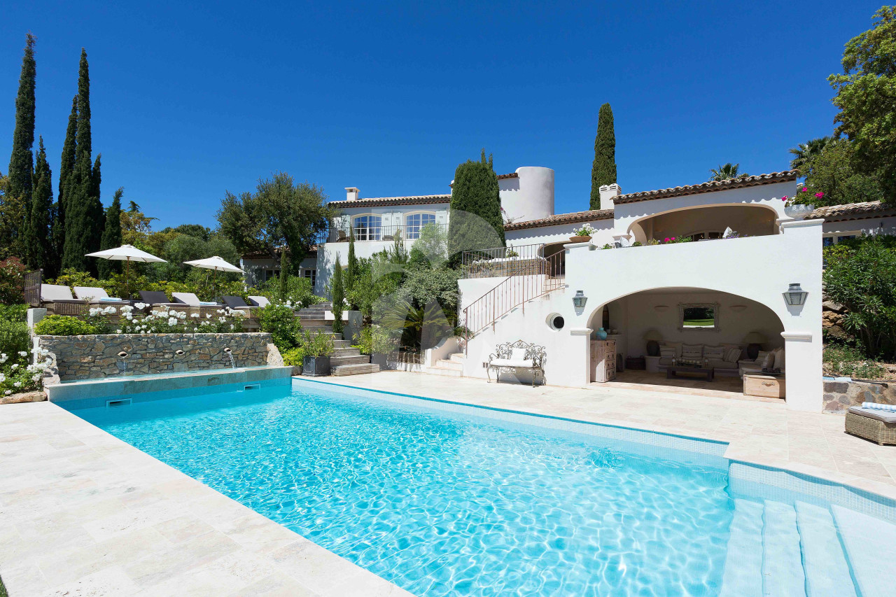villa in St Tropez : Rent superb villa with swimming pool and  sea views in a private domaine close to St Tropez - Photo 1