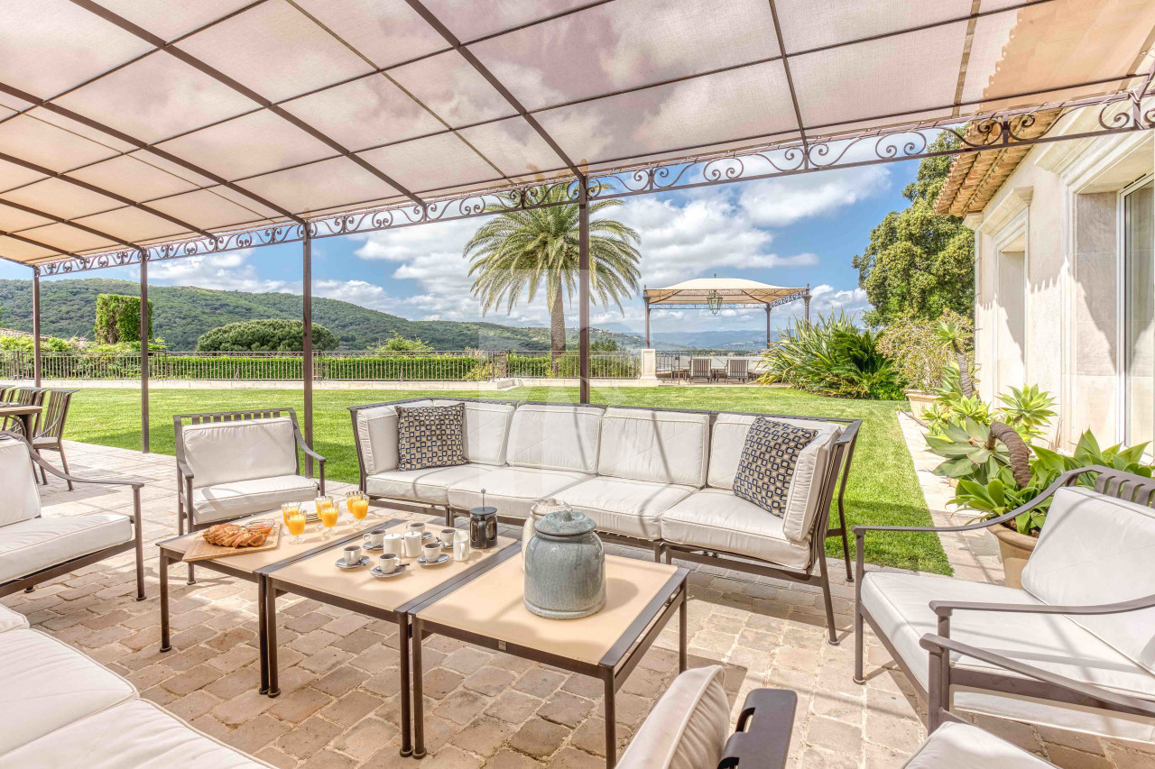 villa in St Tropez : Rent gorgeous villa with swimming pool within just a minute drive to the very heart of Saint Tropez - Photo 2
