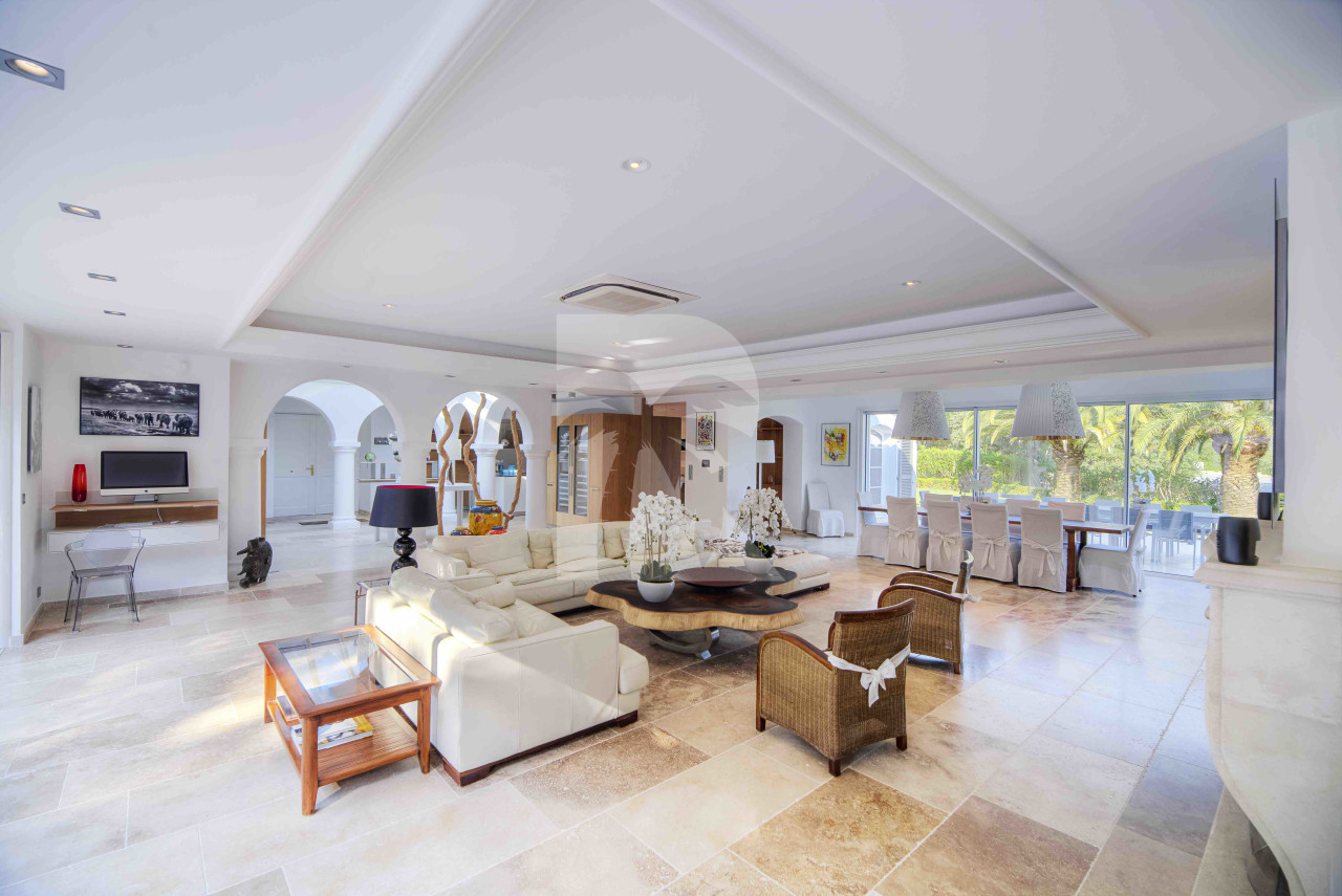 villa in St Tropez : Rent beautiful villa in the heart of Saint Tropez with views over the village and the sea - Photo 8
