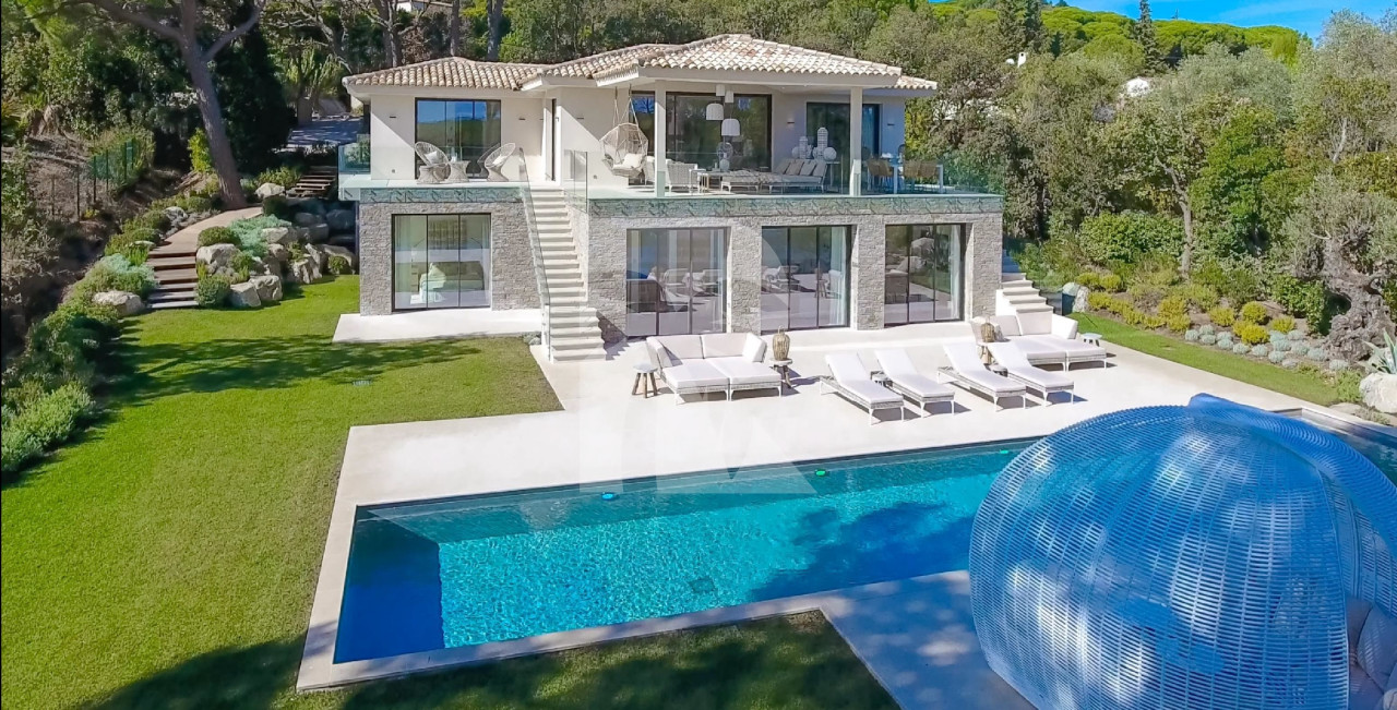 villa in St Tropez : Rent stunning 6 bedroom villa with gym, wine cellar and swimming pool and views over the Mediterranean sea and vineyard in St Tropez - Photo 0
