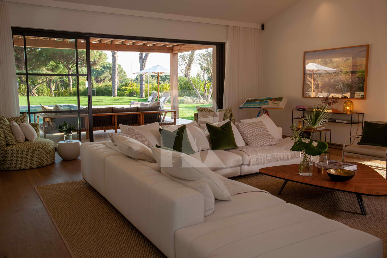 villa in St Tropez : Rent Stunning 5 bedroom villa in famous private domaine 'Les Parcs de St Tropez 'and 100 meters from the beach. - Photo 9
