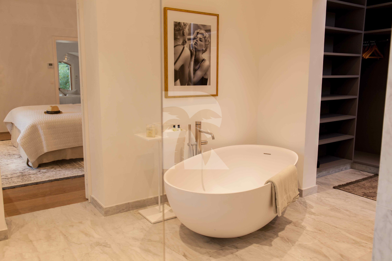 villa in St Tropez : Rent Stunning 5 bedroom villa in famous private domaine 'Les Parcs de St Tropez 'and 100 meters from the beach. - Photo 12