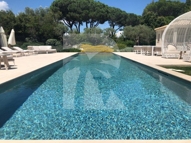 villa in St Tropez : Rent stunning 6 bedroom villa with gym, wine cellar and swimming pool and views over the Mediterranean sea and vineyard in St Tropez - Photo 2